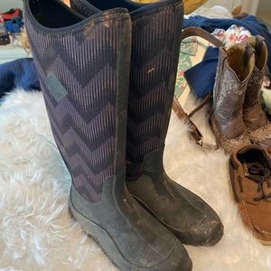 Muck boots size 6